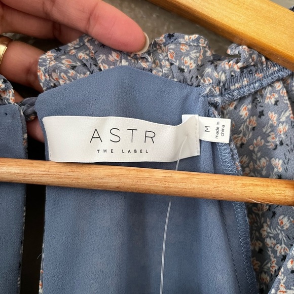 NEW ASTR The Label Blue Floral Long Sleeve Tiered Ruffle Shirred Mini Dress Sz M - Picture 9 of 14
